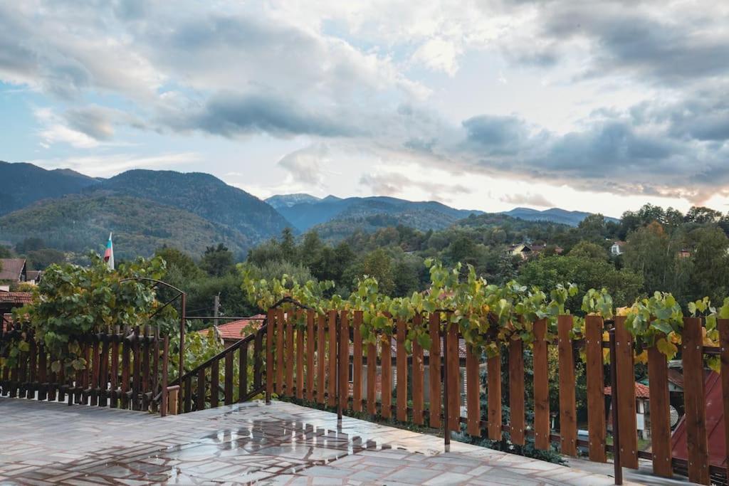 Duvaro Guesthouse Raduil エクステリア 写真
